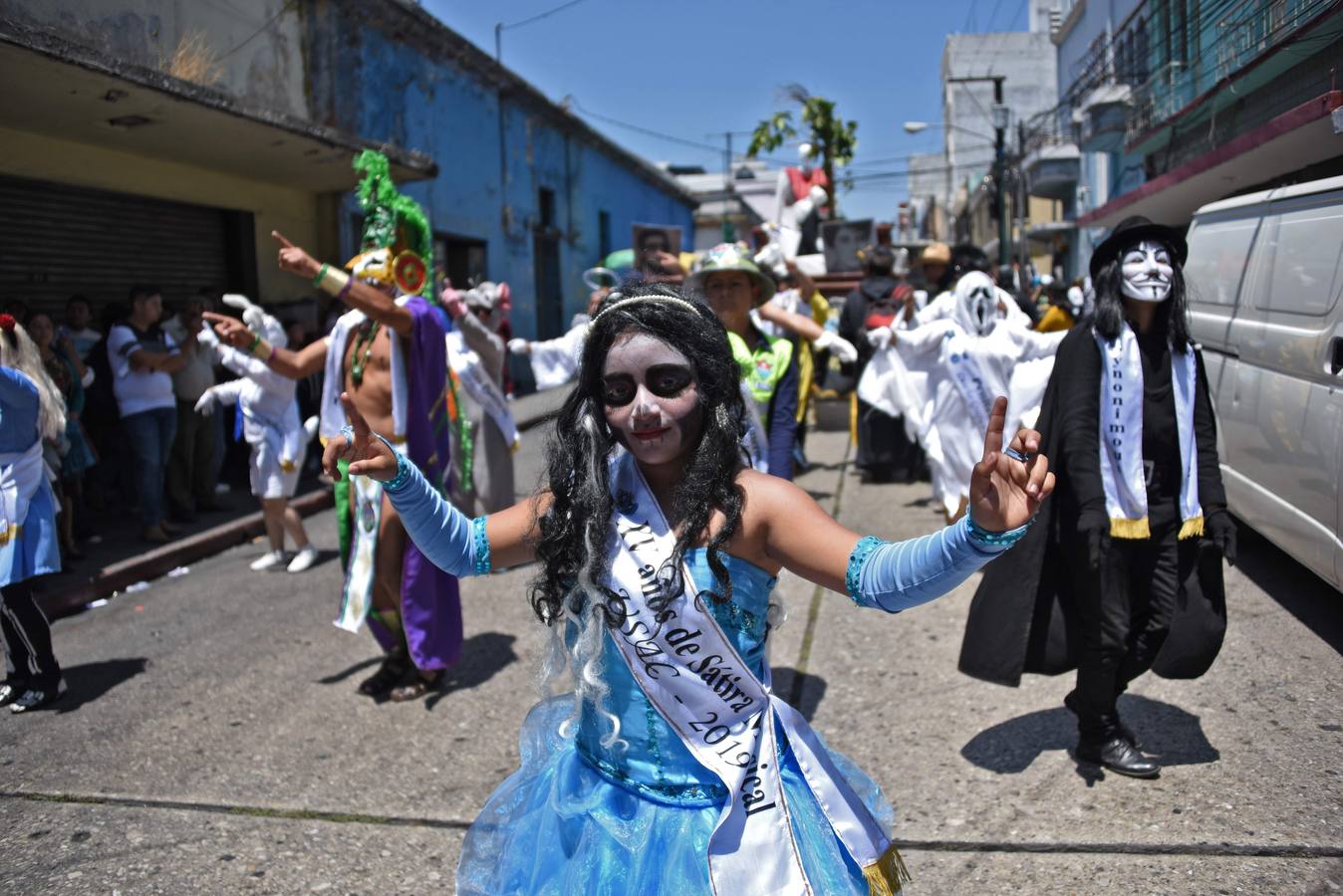 Estidiantes de la Universidad de San Carlos de Guatemala danzan disfrazados durante la histórica Huelga de Dolores, en la que los universitarios, con morbo, se mofan de los políticos que buscan la «Guayaba» (Presidencia).