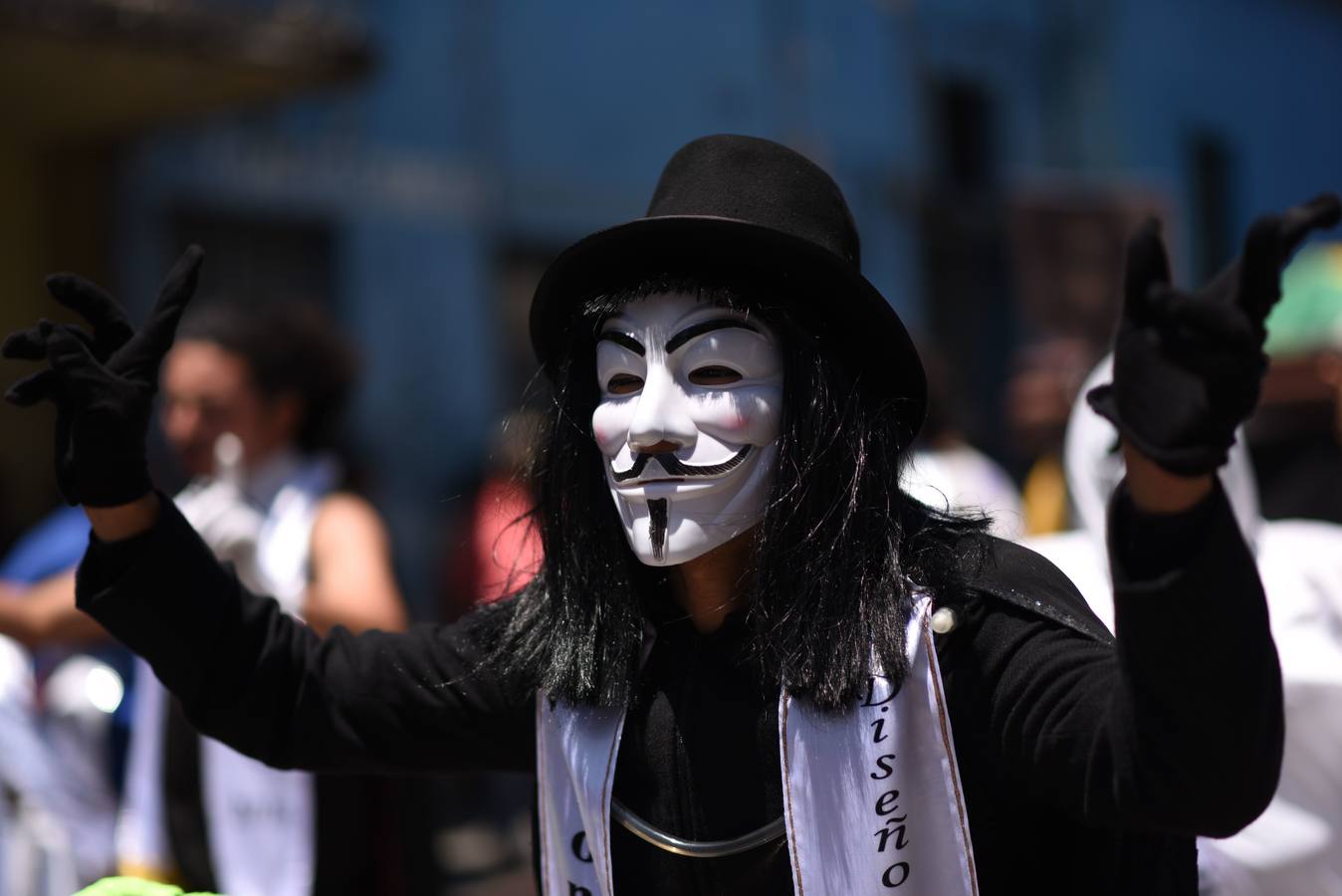 Estidiantes de la Universidad de San Carlos de Guatemala danzan disfrazados durante la histórica Huelga de Dolores, en la que los universitarios, con morbo, se mofan de los políticos que buscan la «Guayaba» (Presidencia).