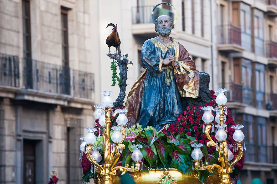 El cortejo que inicia su estación de penitencia en el corazón de la ciudad estrenó gallo en el paso de San Pedro Arrepentido