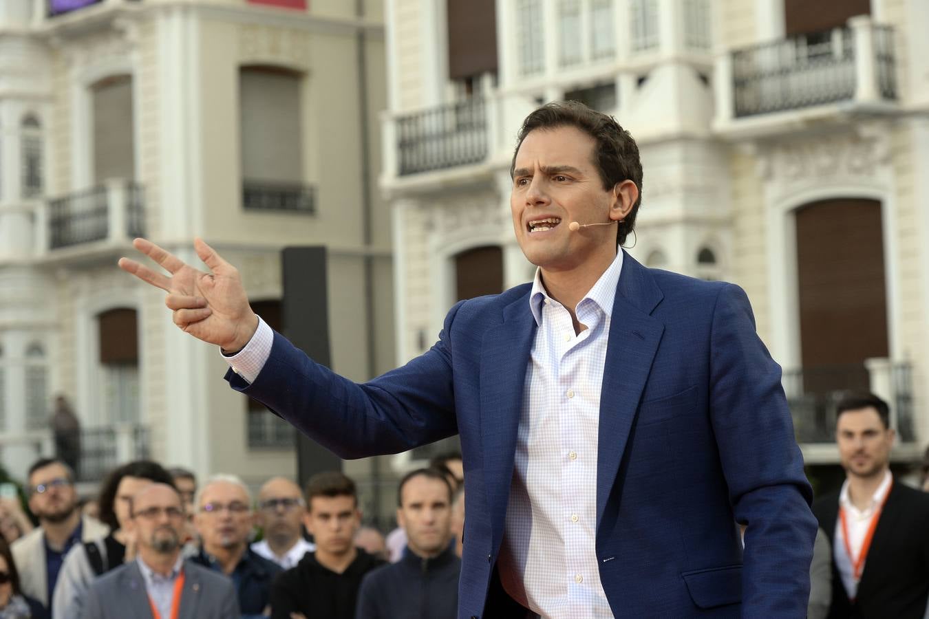 El candidato de Ciudadanos a la presidencia del Gobierno protagoniza un acto en la plaza de Europa, acompañado de Miguel Garaulet, Isabel Franco y Edmundo Bal