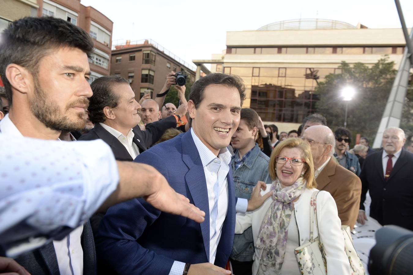 El candidato de Ciudadanos a la presidencia del Gobierno protagoniza un acto en la plaza de Europa, acompañado de Miguel Garaulet, Isabel Franco y Edmundo Bal