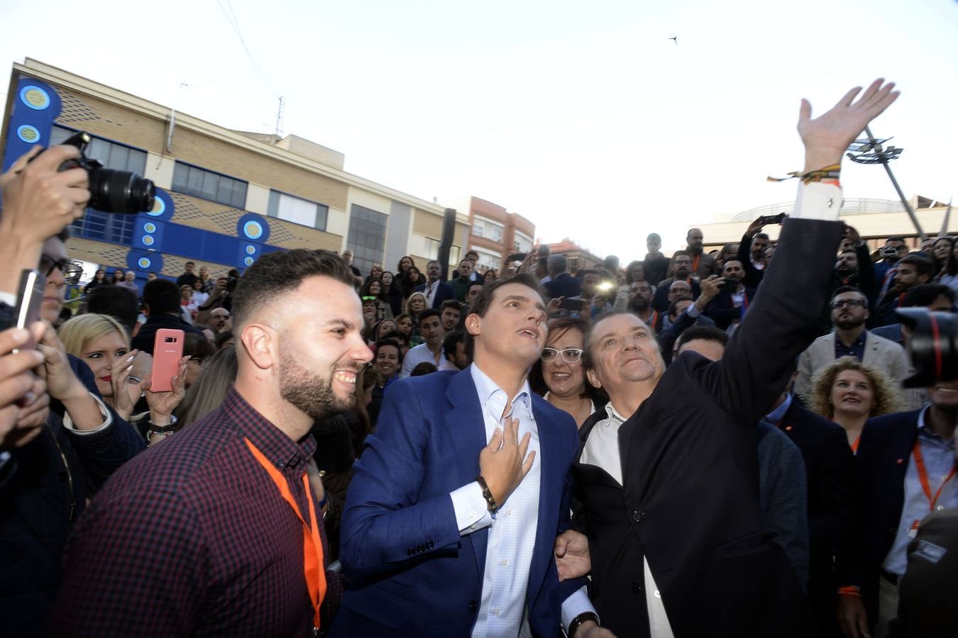 El candidato de Ciudadanos a la presidencia del Gobierno protagoniza un acto en la plaza de Europa, acompañado de Miguel Garaulet, Isabel Franco y Edmundo Bal