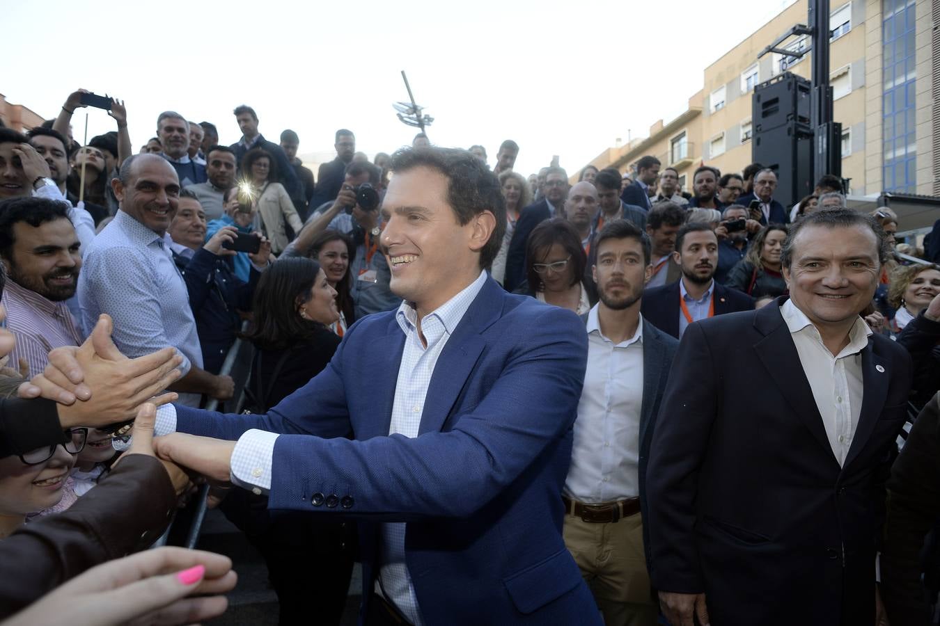 El candidato de Ciudadanos a la presidencia del Gobierno protagoniza un acto en la plaza de Europa, acompañado de Miguel Garaulet, Isabel Franco y Edmundo Bal