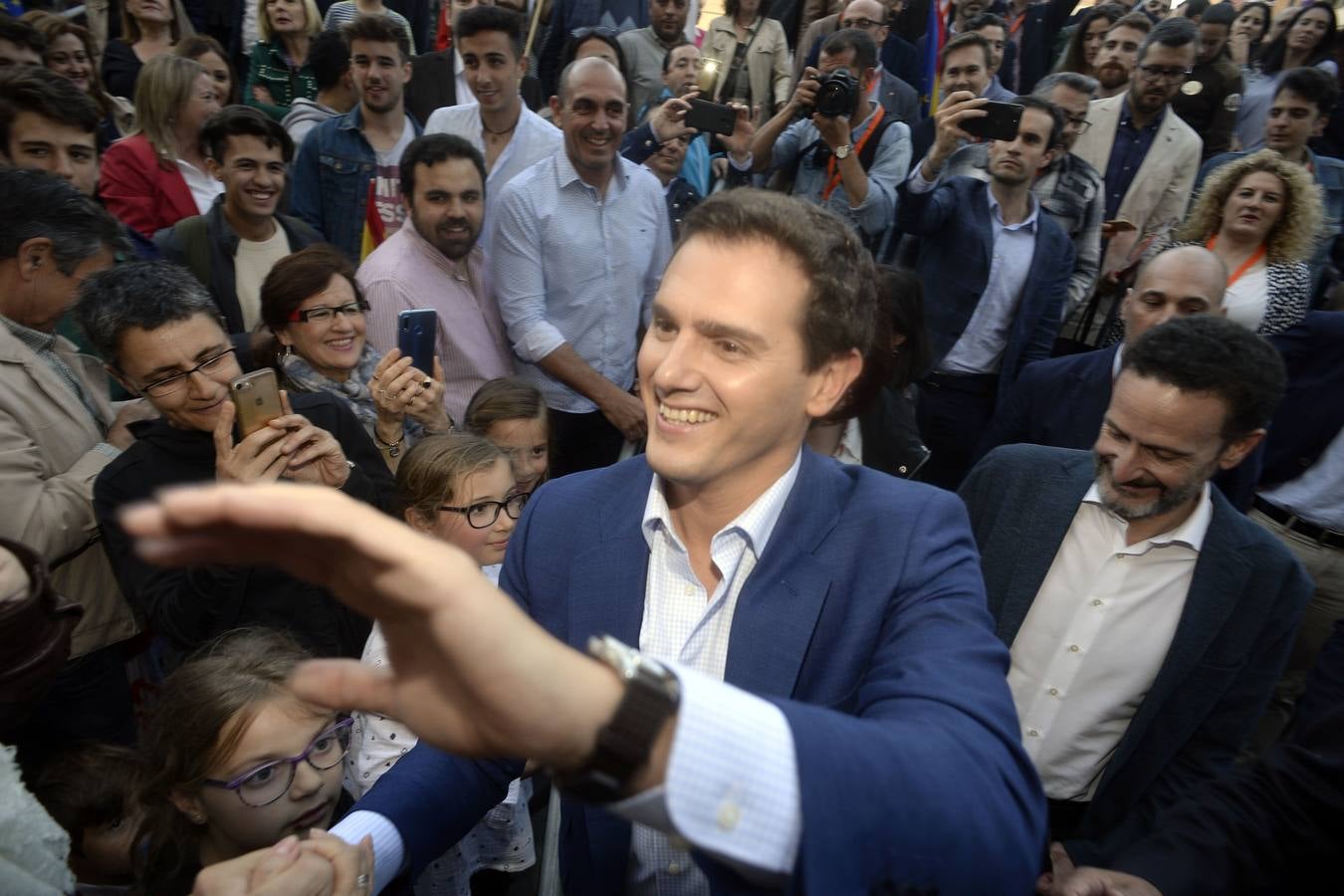 El candidato de Ciudadanos a la presidencia del Gobierno protagoniza un acto en la plaza de Europa, acompañado de Miguel Garaulet, Isabel Franco y Edmundo Bal