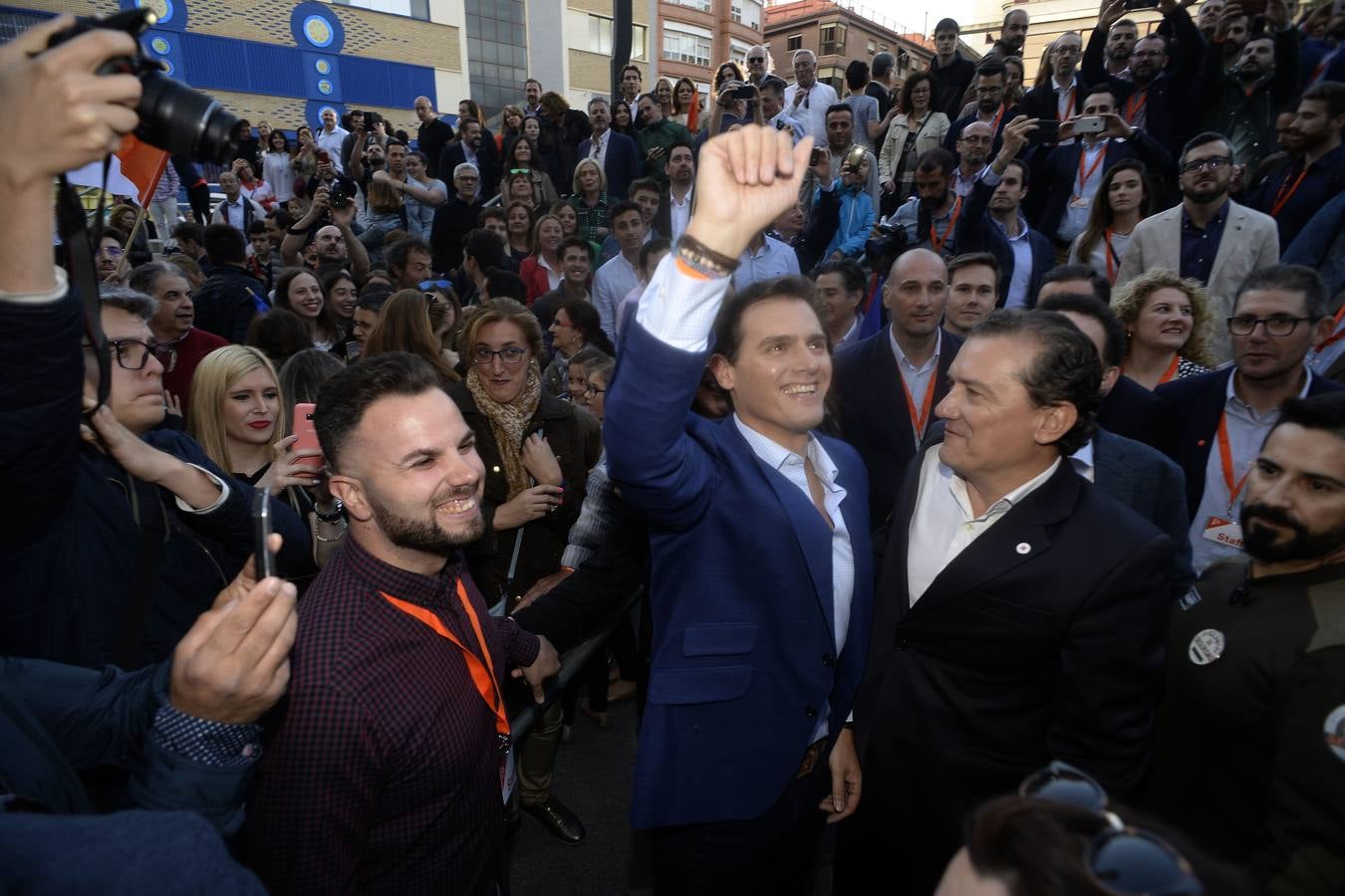 El candidato de Ciudadanos a la presidencia del Gobierno protagoniza un acto en la plaza de Europa, acompañado de Miguel Garaulet, Isabel Franco y Edmundo Bal