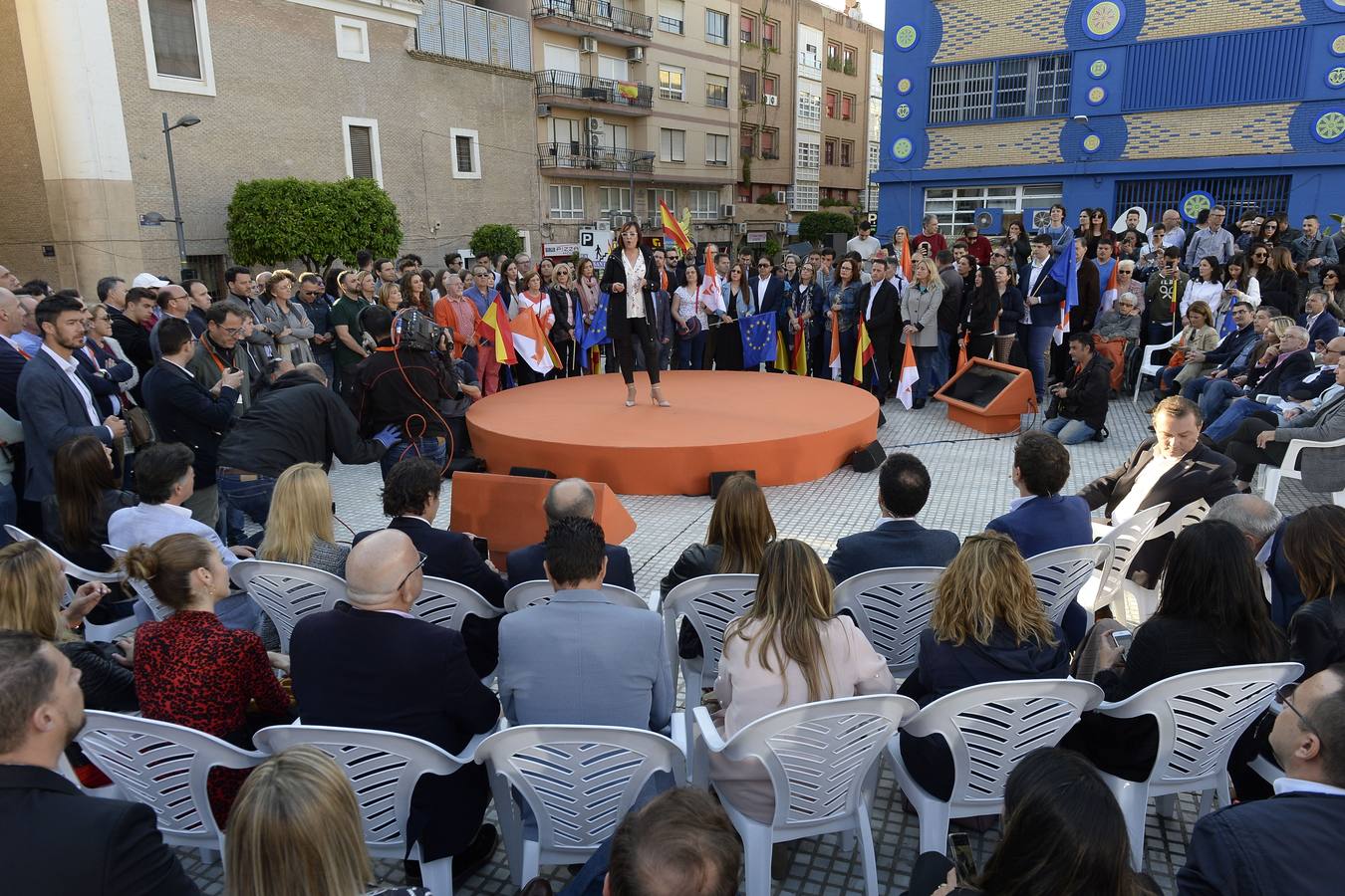 El candidato de Ciudadanos a la presidencia del Gobierno protagoniza un acto en la plaza de Europa, acompañado de Miguel Garaulet, Isabel Franco y Edmundo Bal