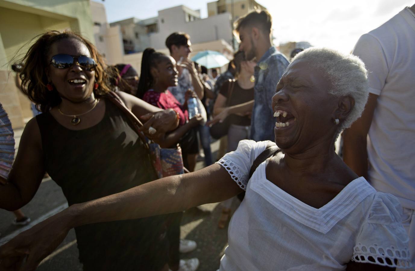 'Detrás del muro', la muestra estrella de la XIII Bienal de La Habana, transforma durante un mes el emblemático Malecón e invita a los visitantes al diálogo y la interacción con el arte. 