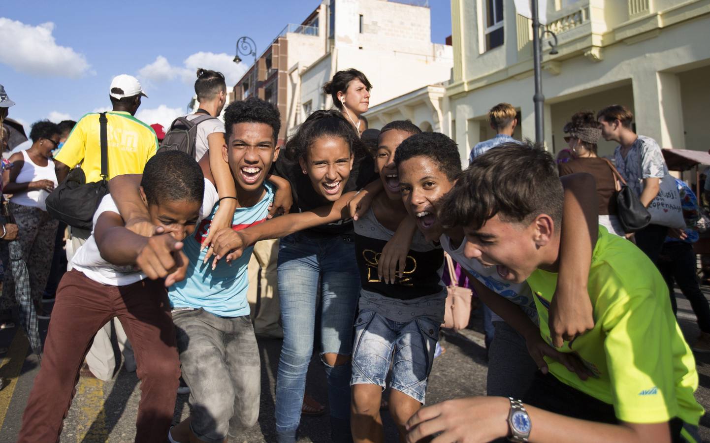 'Detrás del muro', la muestra estrella de la XIII Bienal de La Habana, transforma durante un mes el emblemático Malecón e invita a los visitantes al diálogo y la interacción con el arte. 