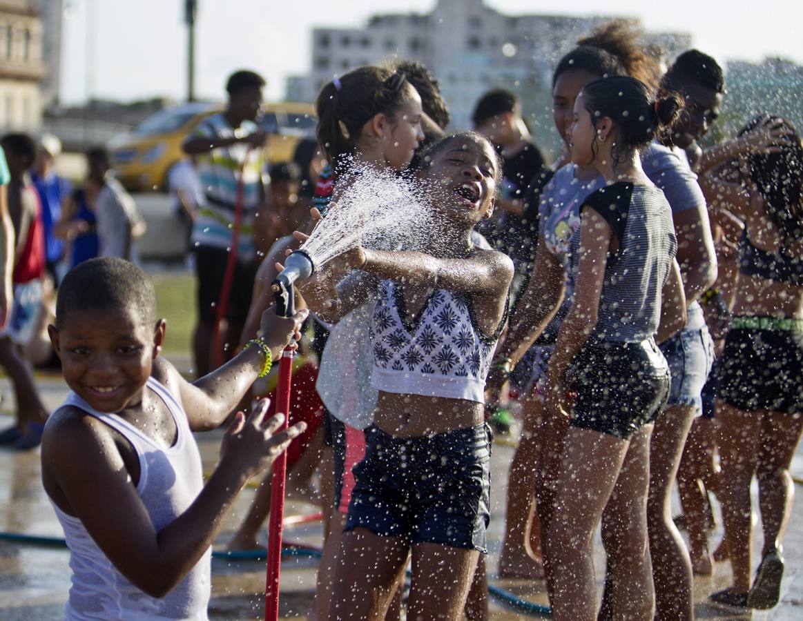 'Detrás del muro', la muestra estrella de la XIII Bienal de La Habana, transforma durante un mes el emblemático Malecón e invita a los visitantes al diálogo y la interacción con el arte. 