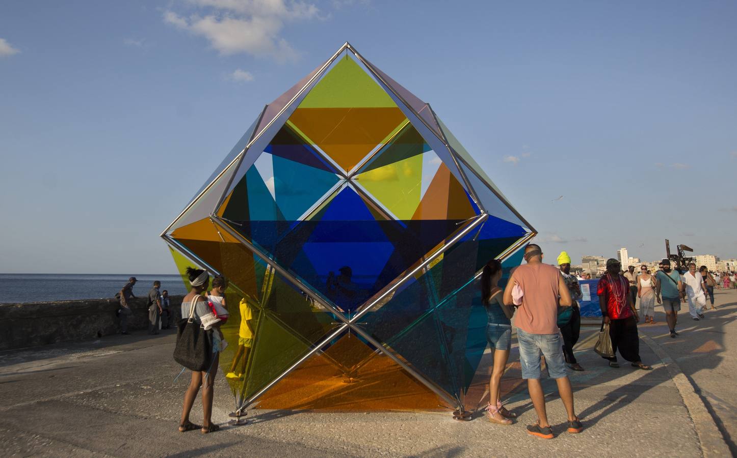 'Detrás del muro', la muestra estrella de la XIII Bienal de La Habana, transforma durante un mes el emblemático Malecón e invita a los visitantes al diálogo y la interacción con el arte. 