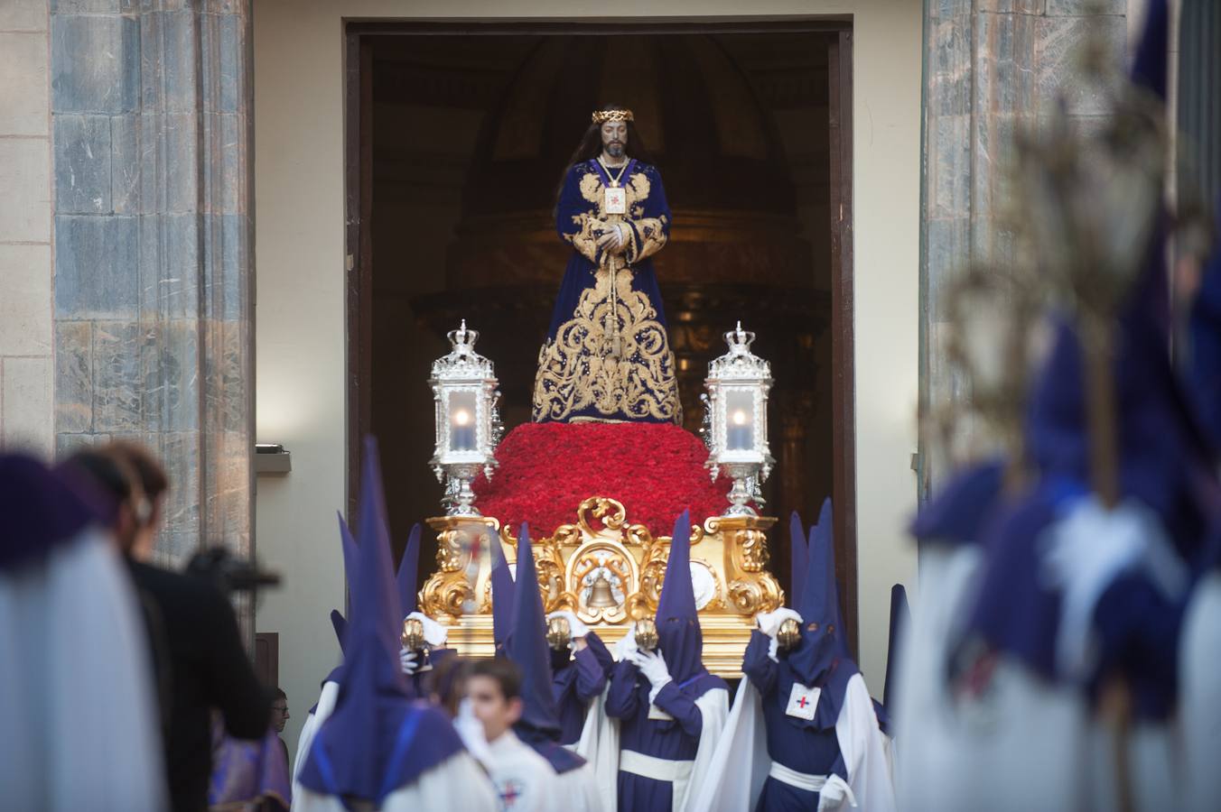 El Cristo de la Salud y el Señor del Rescate inundan de fervor el itinerario más nazareno.