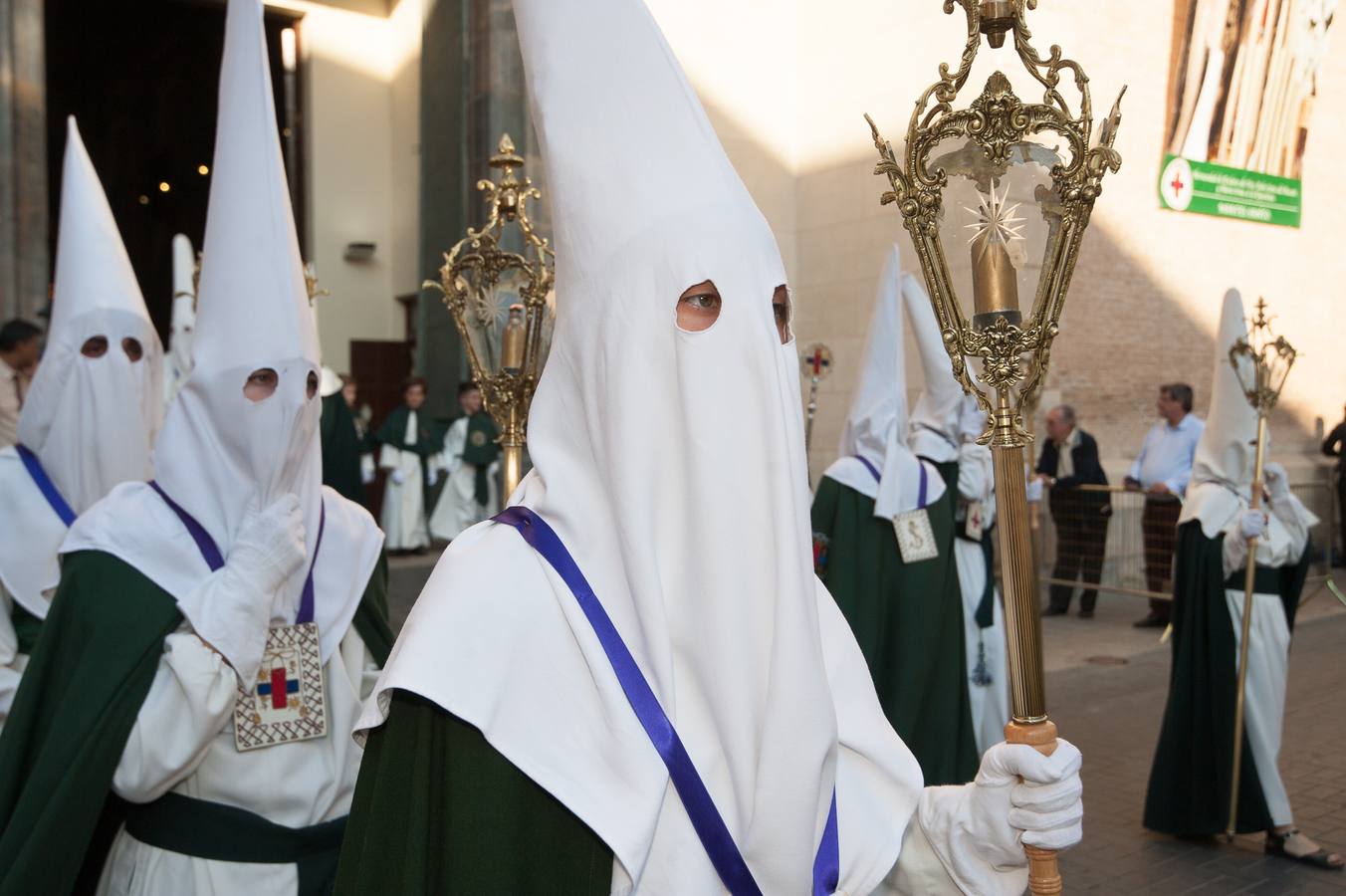 El Cristo de la Salud y el Señor del Rescate inundan de fervor el itinerario más nazareno.