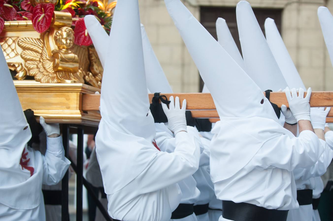 El Cristo de la Salud y el Señor del Rescate inundan de fervor el itinerario más nazareno.