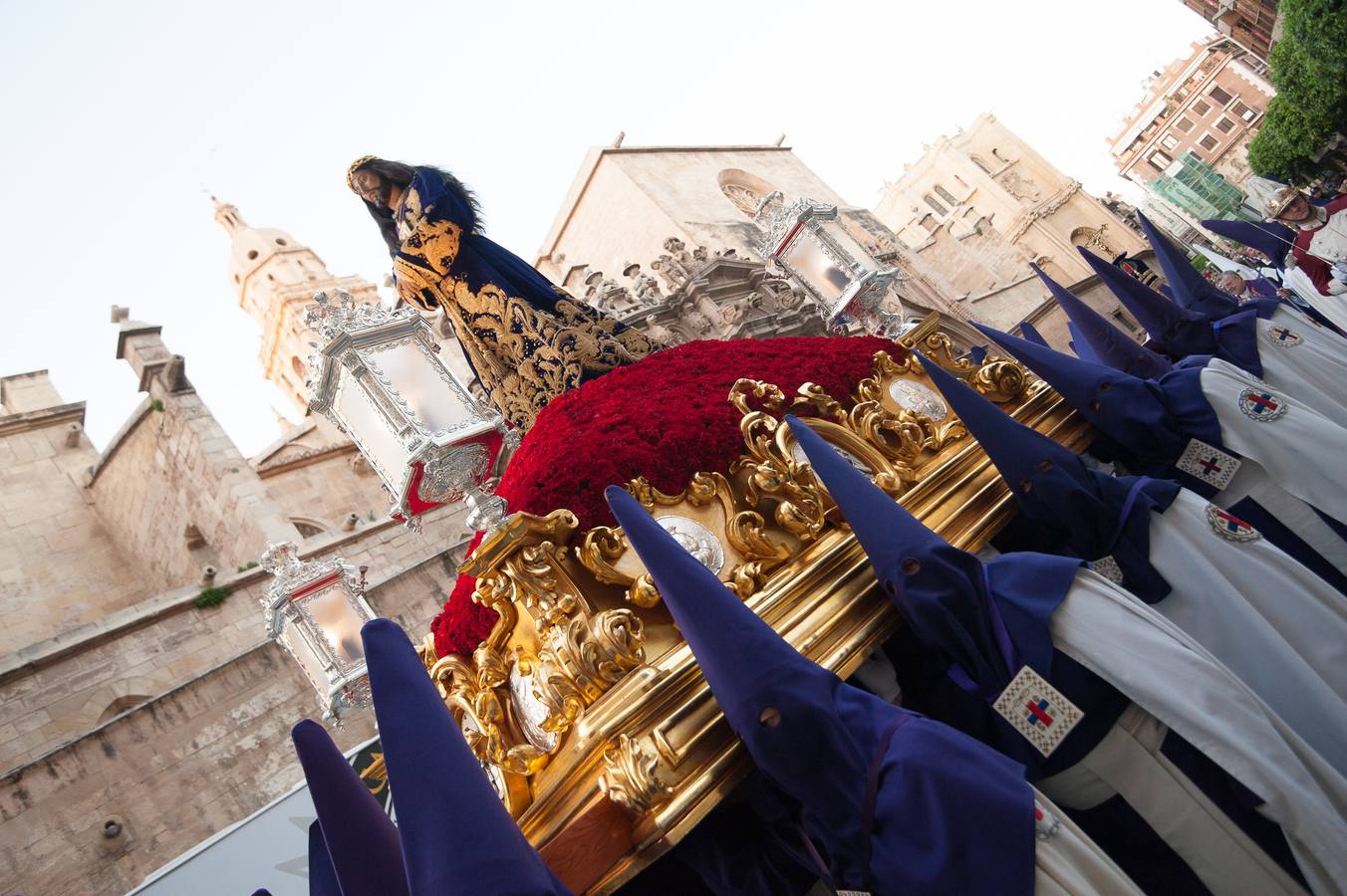 El Cristo de la Salud y el Señor del Rescate inundan de fervor el itinerario más nazareno.