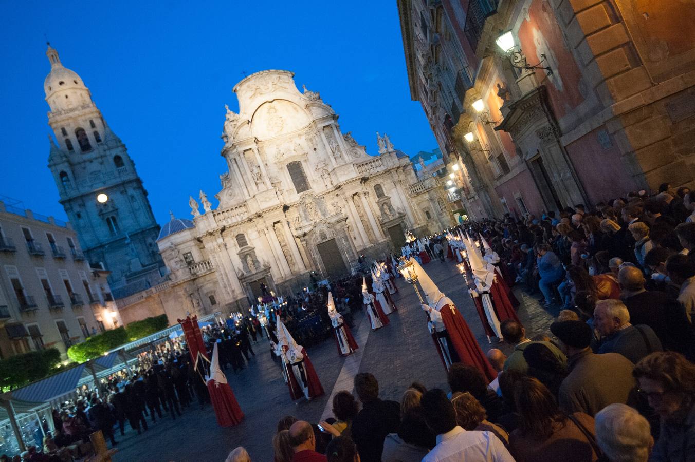 El Cristo de la Salud y el Señor del Rescate inundan de fervor el itinerario más nazareno.