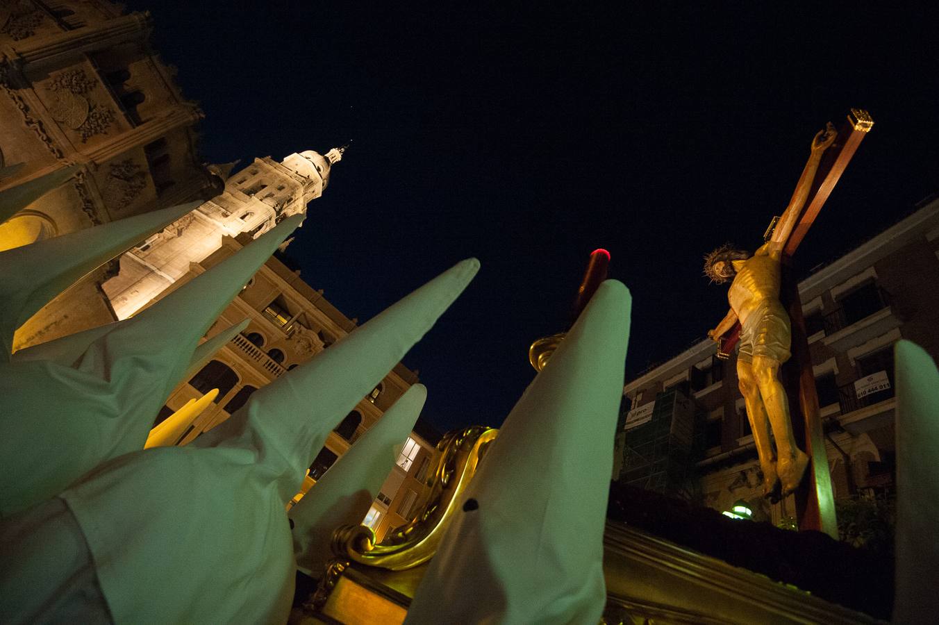 El Cristo de la Salud y el Señor del Rescate inundan de fervor el itinerario más nazareno.