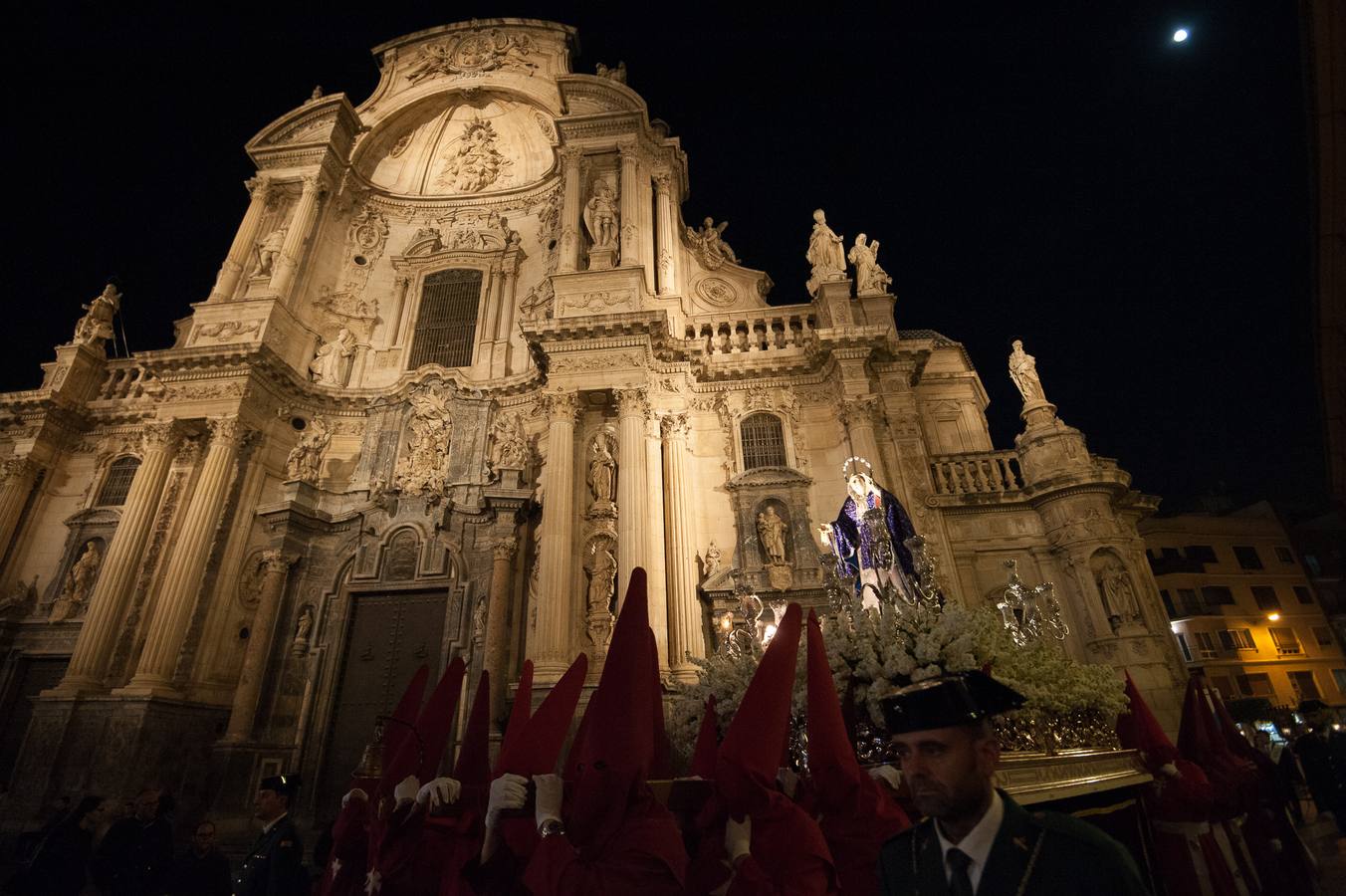 El Cristo de la Salud y el Señor del Rescate inundan de fervor el itinerario más nazareno.