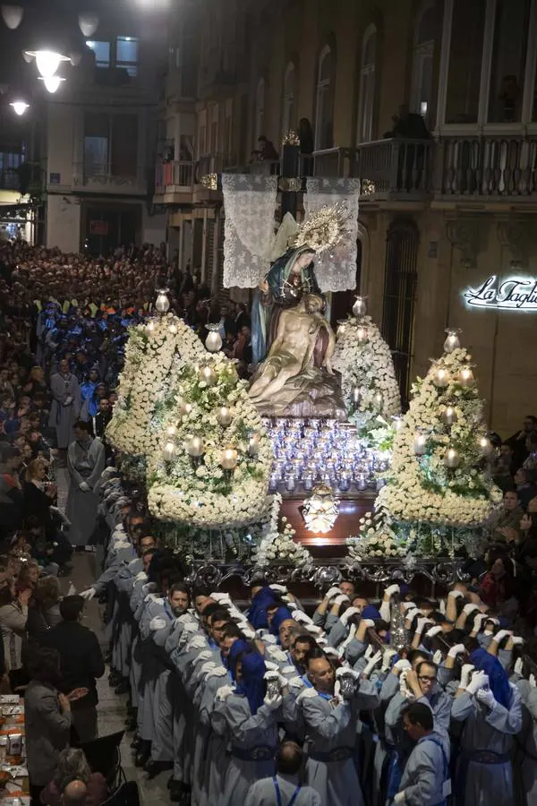 Miles de nazarenos y de promesas expresan su fervor por la Virgen en una noche con el centro de Cartagena a reventar