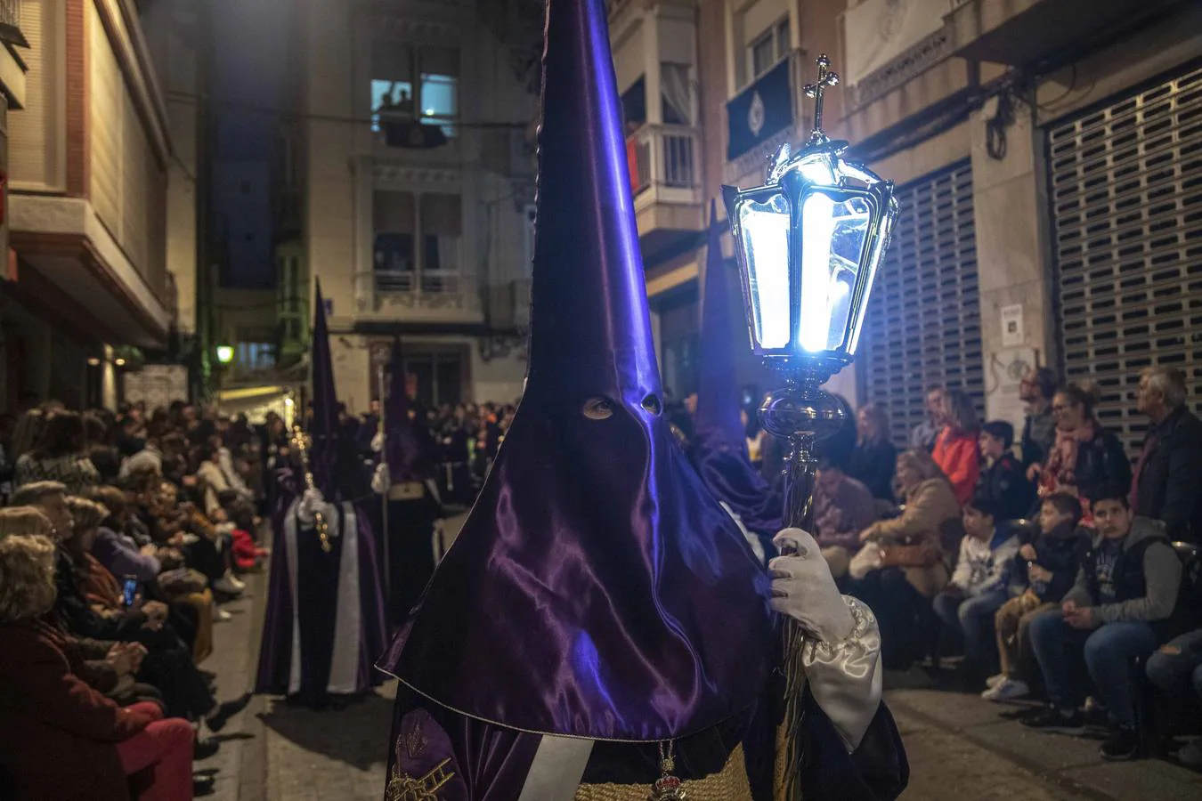 Miles de nazarenos y de promesas expresan su fervor por la Virgen en una noche con el centro de Cartagena a reventar