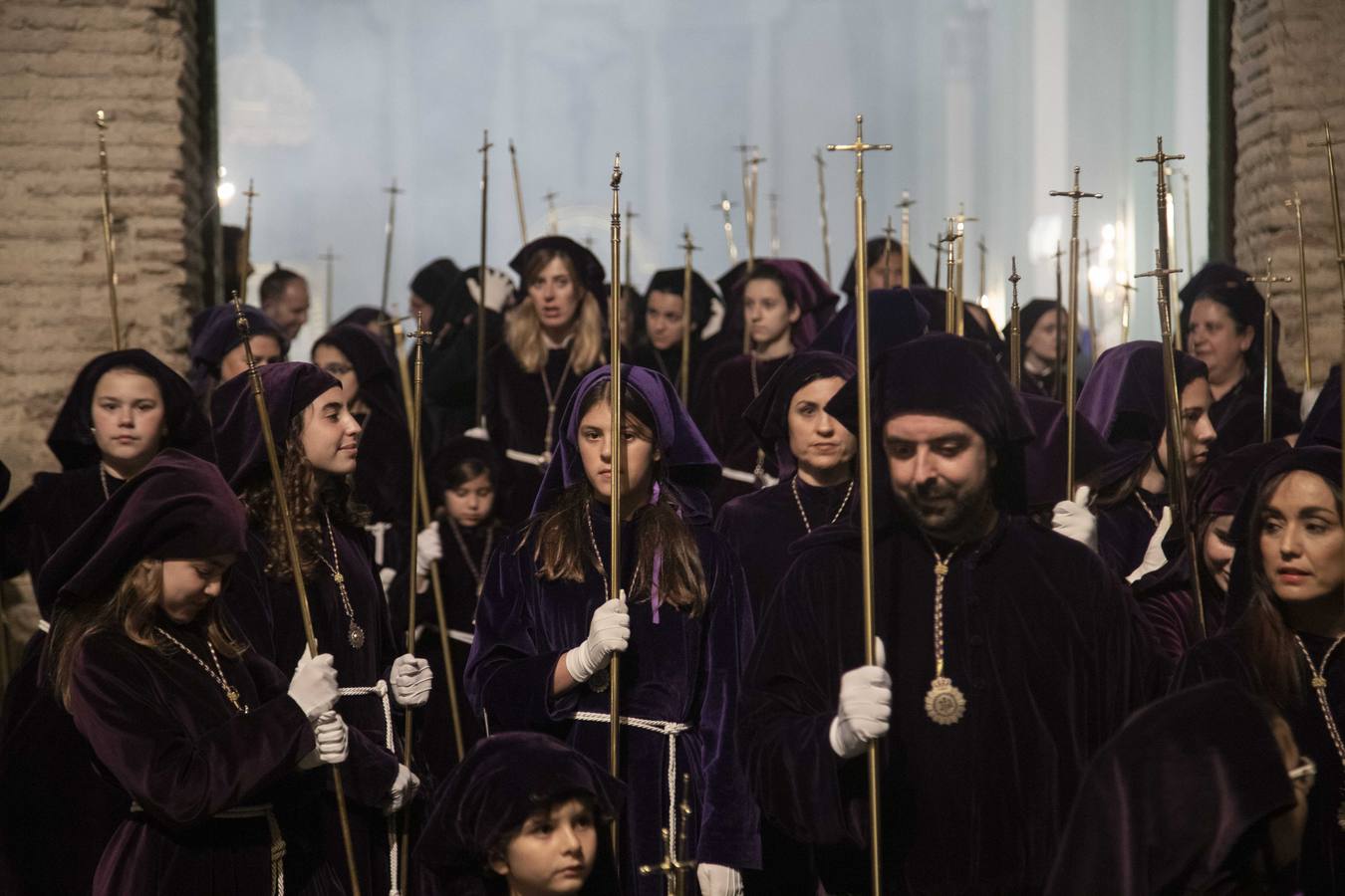 Miles de nazarenos y de promesas expresan su fervor por la Virgen en una noche con el centro de Cartagena a reventar