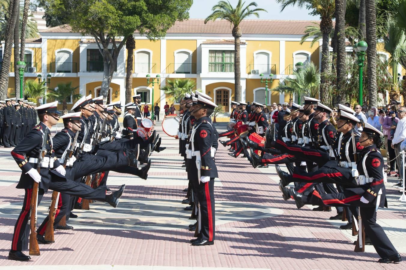 El Tercio de Levante constituye su escolta con soldados voluntarios que creen un privilegio acompañar a San Pedro y a la Virgen de la Soledad en la Semana Santa de Cartagena