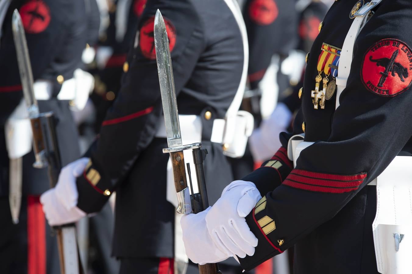 El Tercio de Levante constituye su escolta con soldados voluntarios que creen un privilegio acompañar a San Pedro y a la Virgen de la Soledad en la Semana Santa de Cartagena