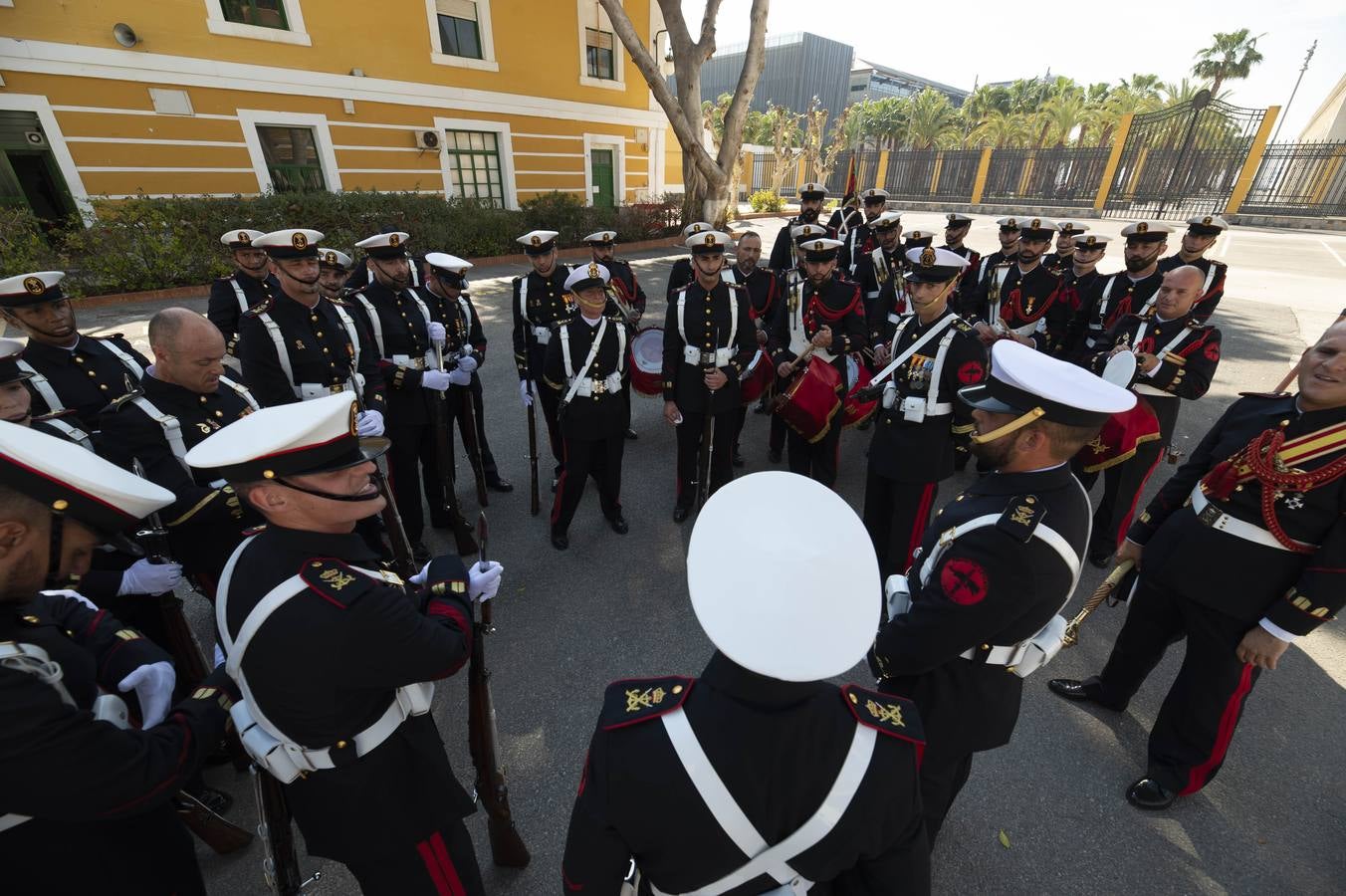 El Tercio de Levante constituye su escolta con soldados voluntarios que creen un privilegio acompañar a San Pedro y a la Virgen de la Soledad en la Semana Santa de Cartagena