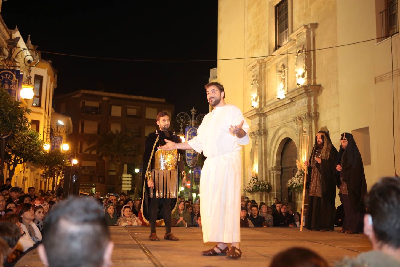 Miles de personas asistieron en Lorca al vía crucis del Paso Morado, con medio centenar de figurantes, desde San Francisco al Calvario