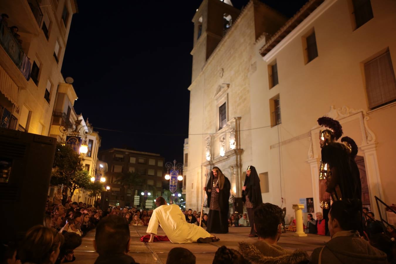 Miles de personas asistieron en Lorca al vía crucis del Paso Morado, con medio centenar de figurantes, desde San Francisco al Calvario