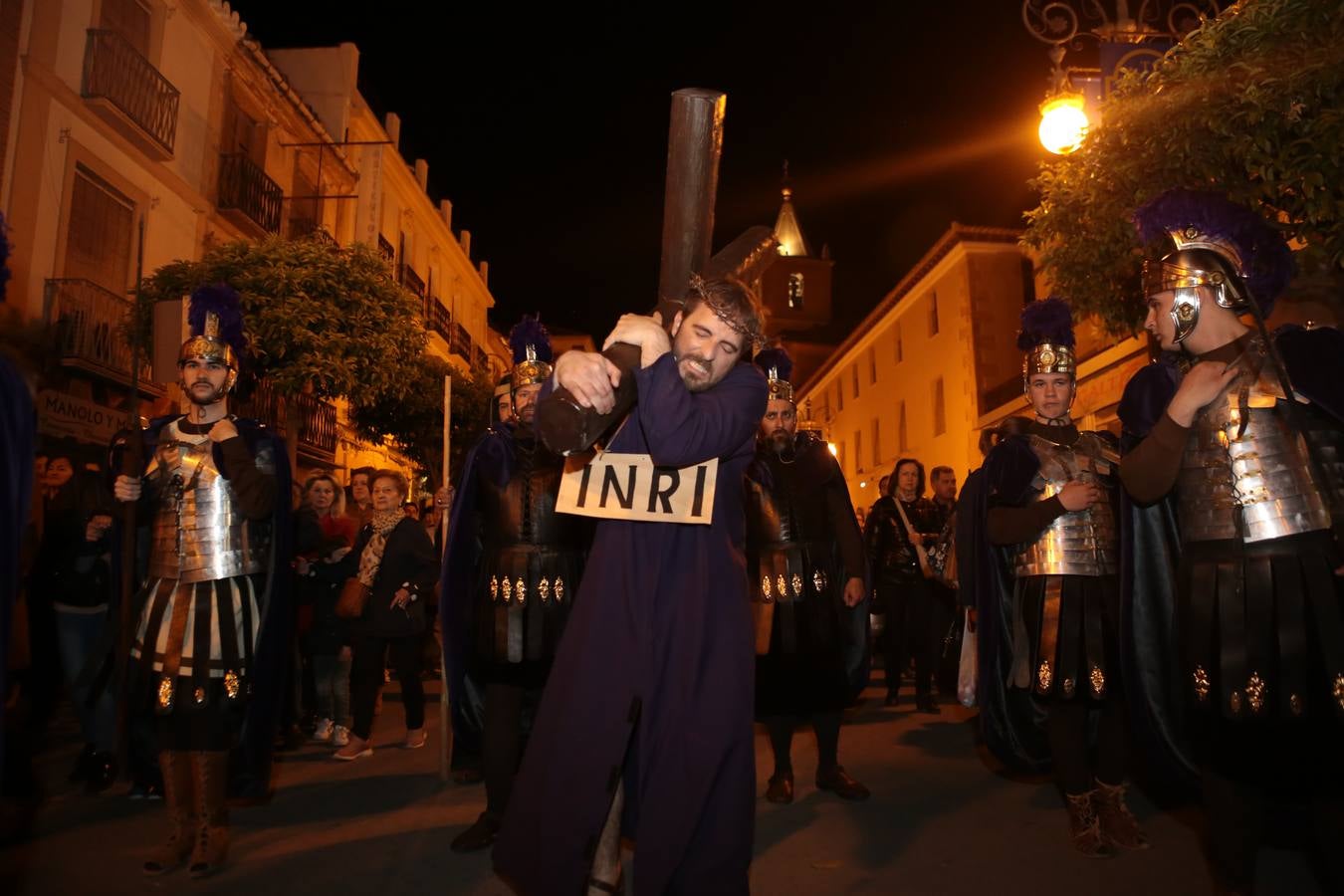 Miles de personas asistieron en Lorca al vía crucis del Paso Morado, con medio centenar de figurantes, desde San Francisco al Calvario