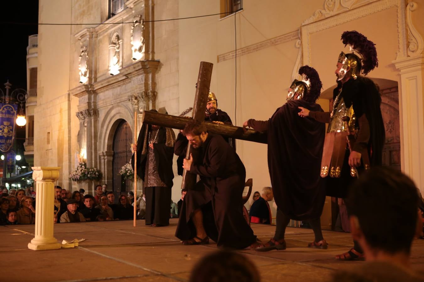 Miles de personas asistieron en Lorca al vía crucis del Paso Morado, con medio centenar de figurantes, desde San Francisco al Calvario