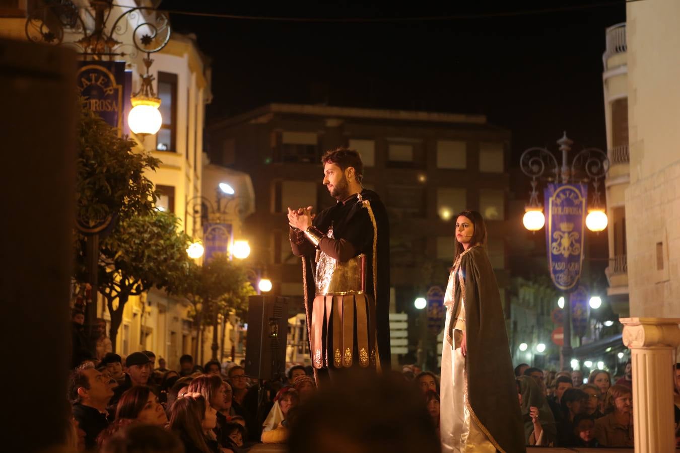 Miles de personas asistieron en Lorca al vía crucis del Paso Morado, con medio centenar de figurantes, desde San Francisco al Calvario