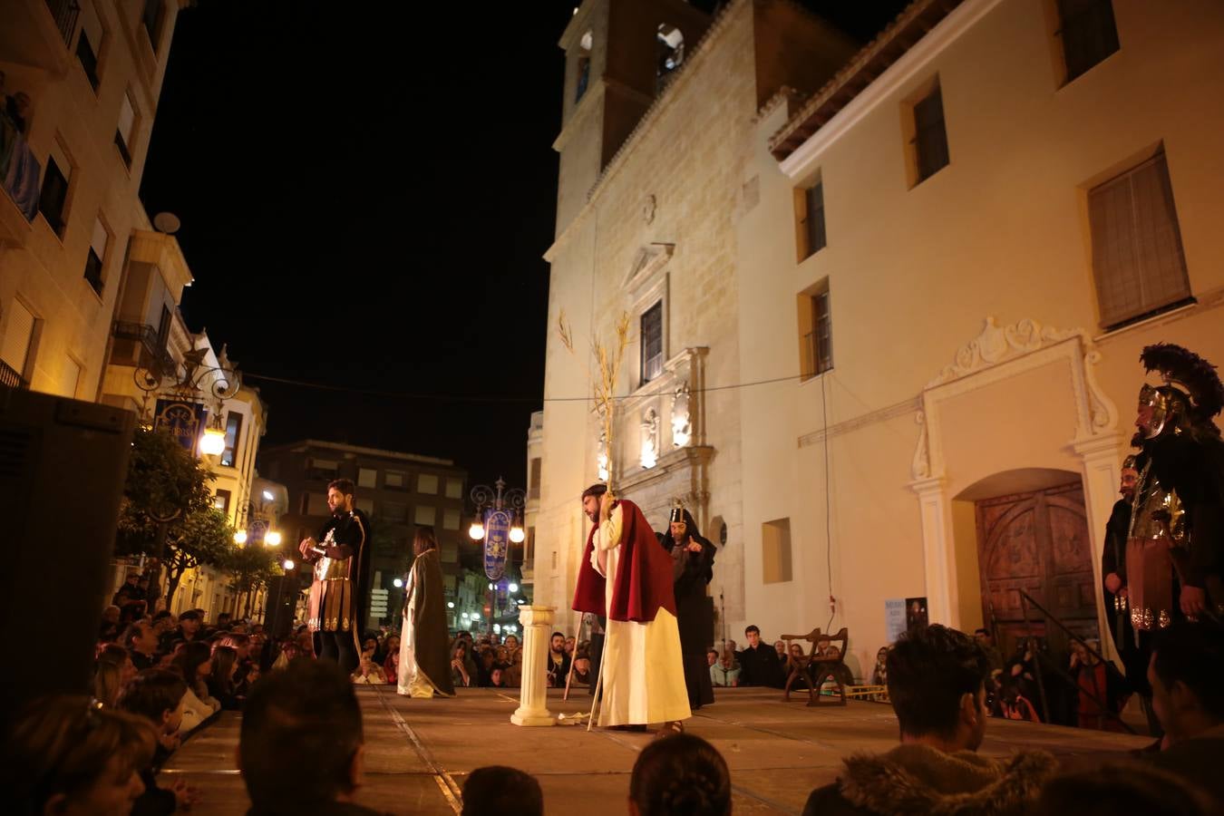 Miles de personas asistieron en Lorca al vía crucis del Paso Morado, con medio centenar de figurantes, desde San Francisco al Calvario