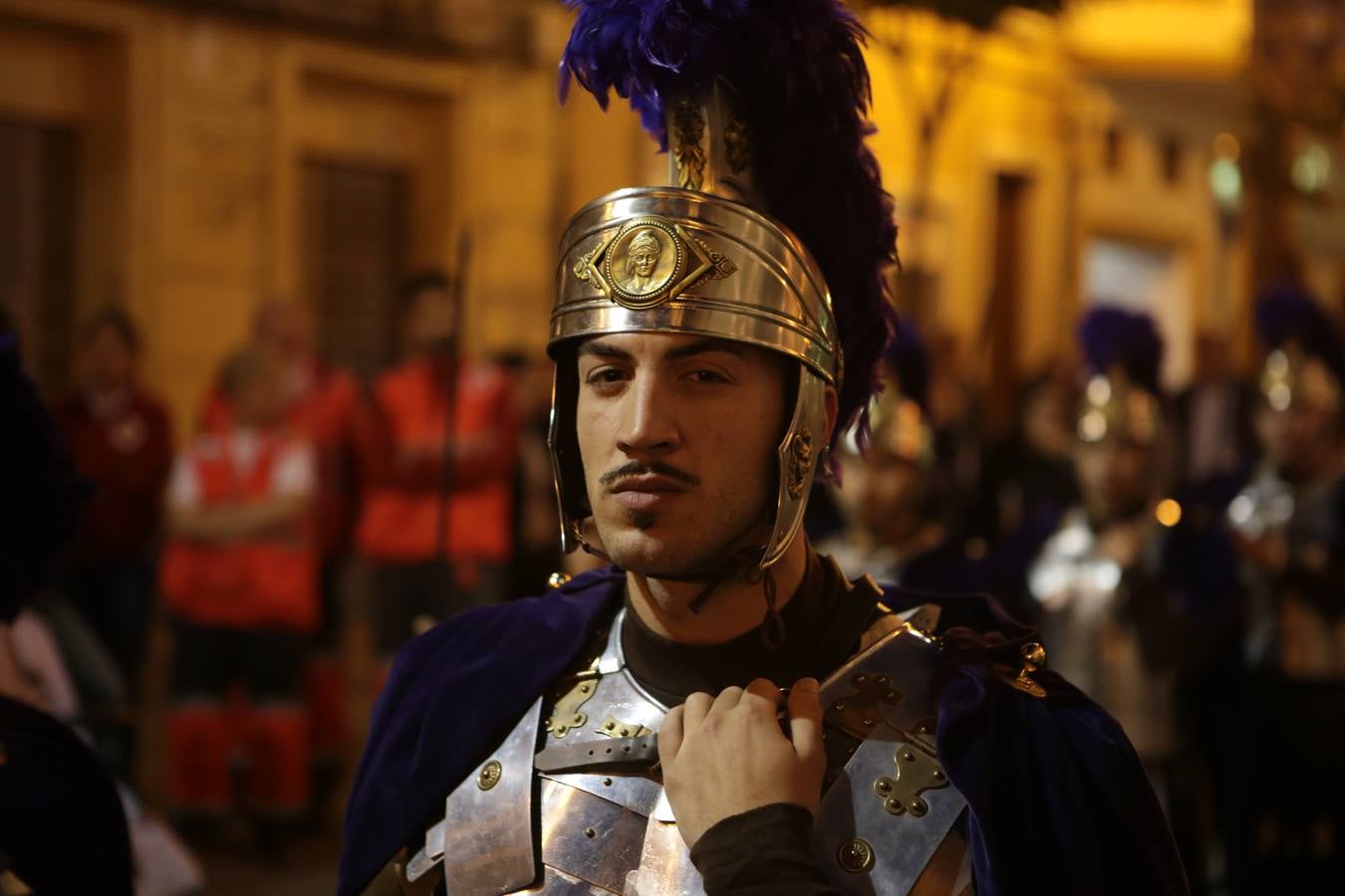 Miles de personas asistieron en Lorca al vía crucis del Paso Morado, con medio centenar de figurantes, desde San Francisco al Calvario