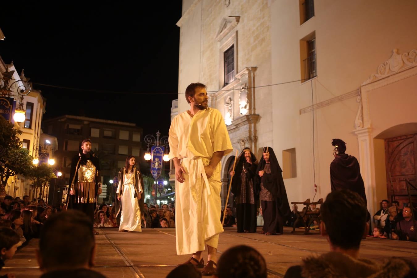 Miles de personas asistieron en Lorca al vía crucis del Paso Morado, con medio centenar de figurantes, desde San Francisco al Calvario