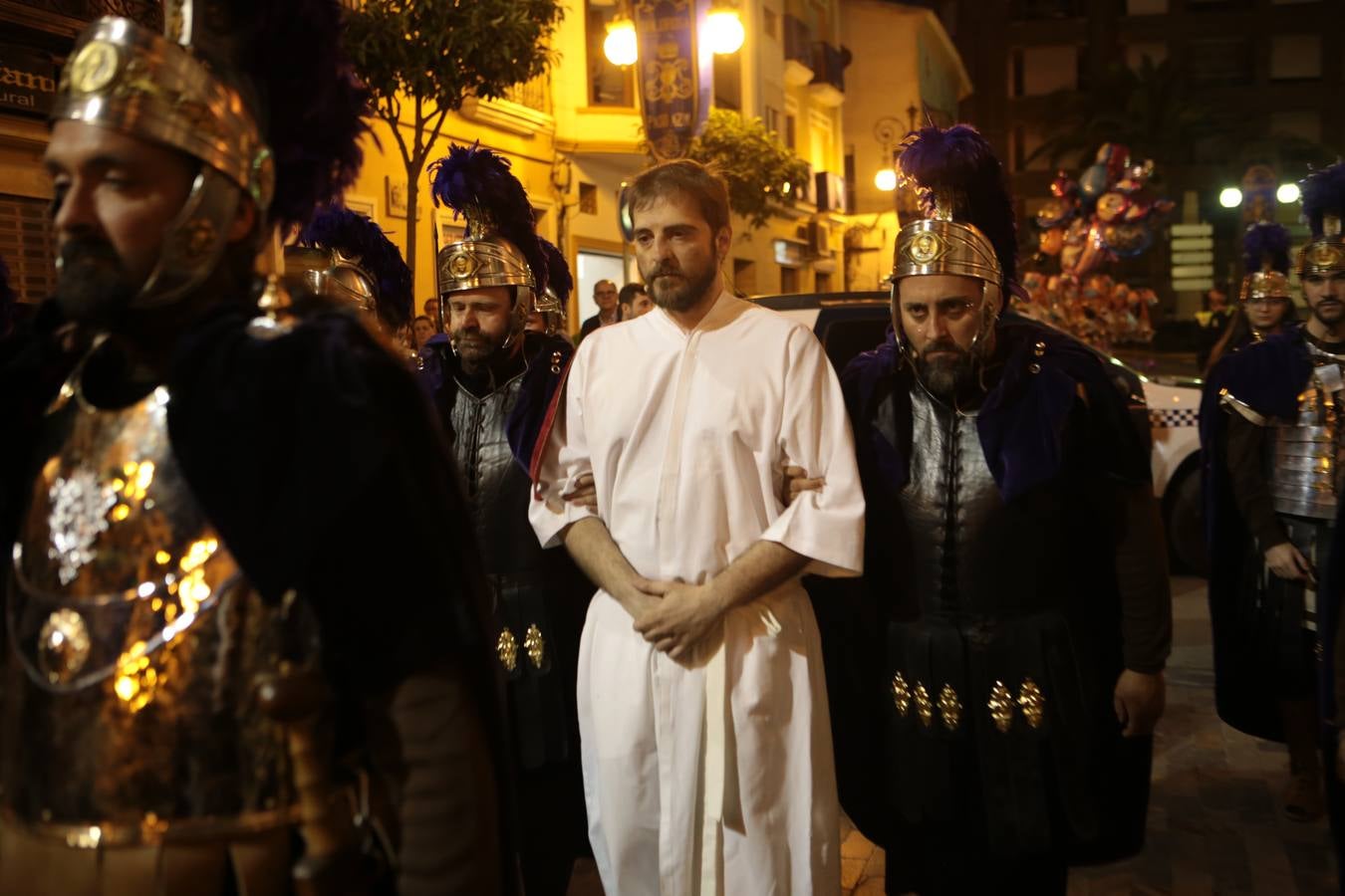 Miles de personas asistieron en Lorca al vía crucis del Paso Morado, con medio centenar de figurantes, desde San Francisco al Calvario