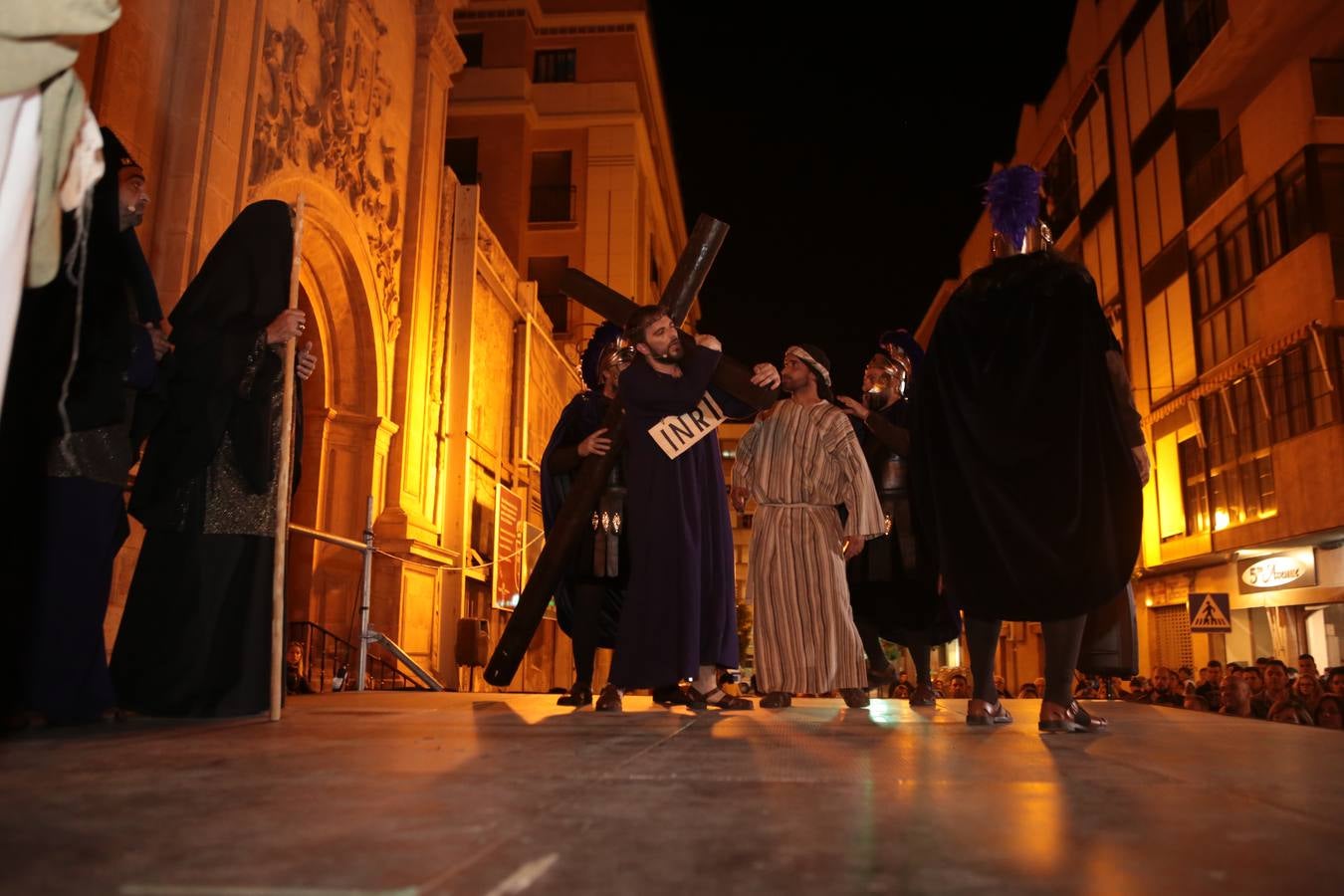 Miles de personas asistieron en Lorca al vía crucis del Paso Morado, con medio centenar de figurantes, desde San Francisco al Calvario