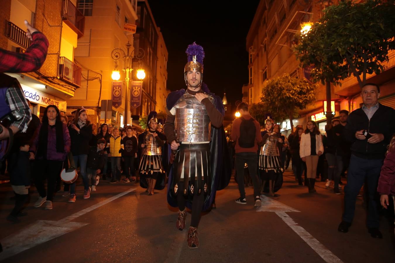 Miles de personas asistieron en Lorca al vía crucis del Paso Morado, con medio centenar de figurantes, desde San Francisco al Calvario