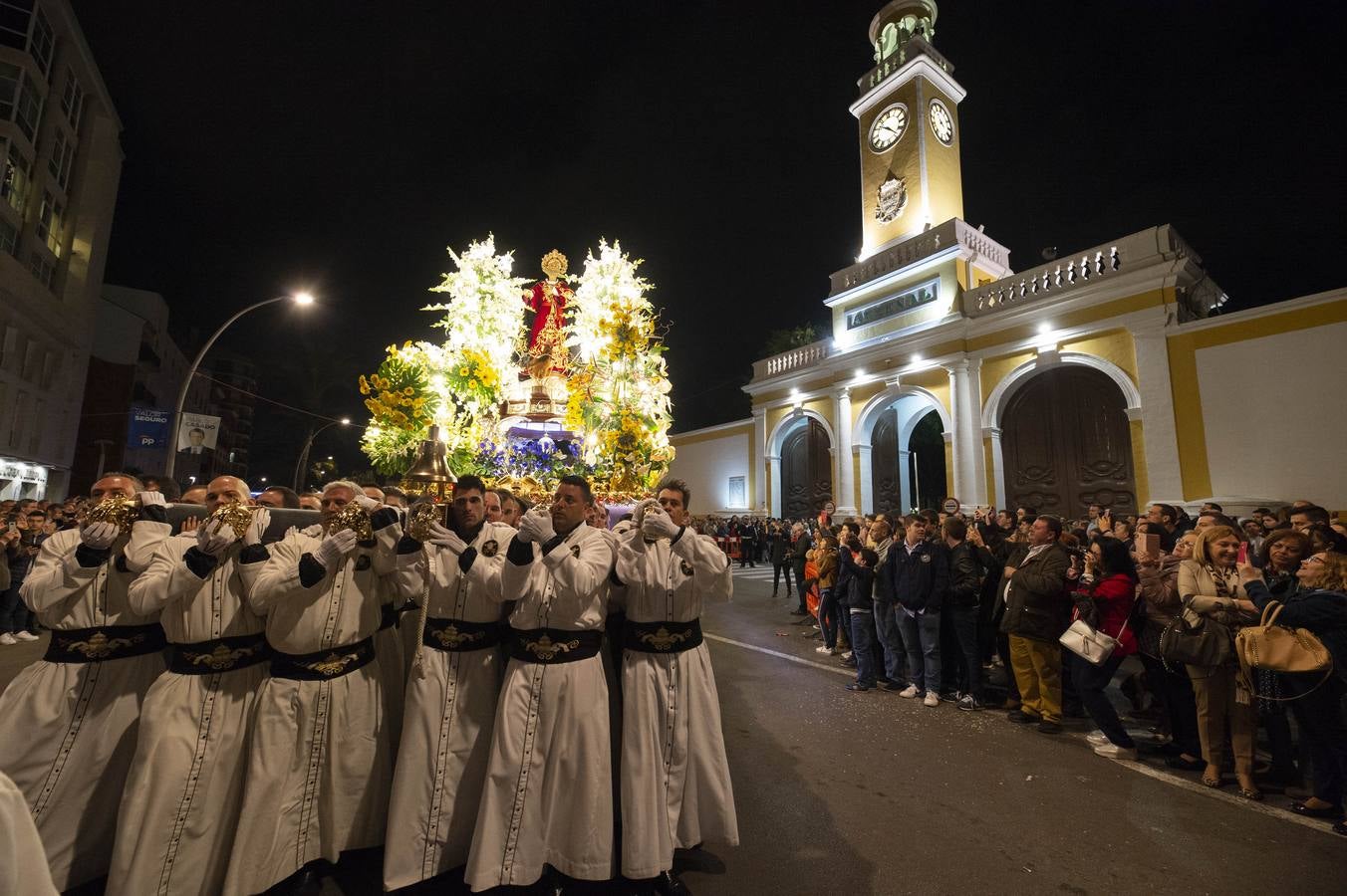 Los traslados de Juan, Pedro y Santiago entusiasman en el ocaso del Martes Santo