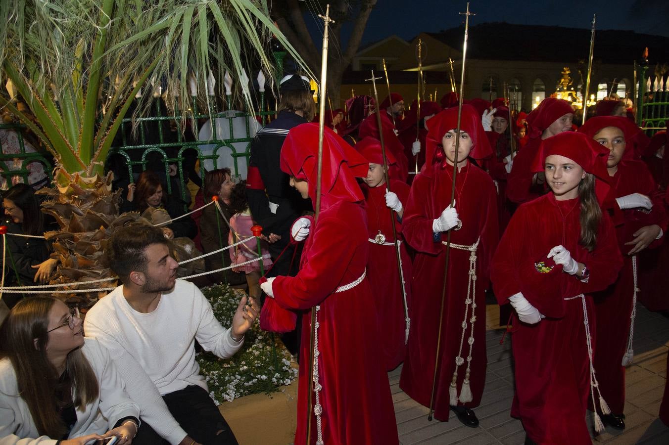 Los traslados de Juan, Pedro y Santiago entusiasman en el ocaso del Martes Santo