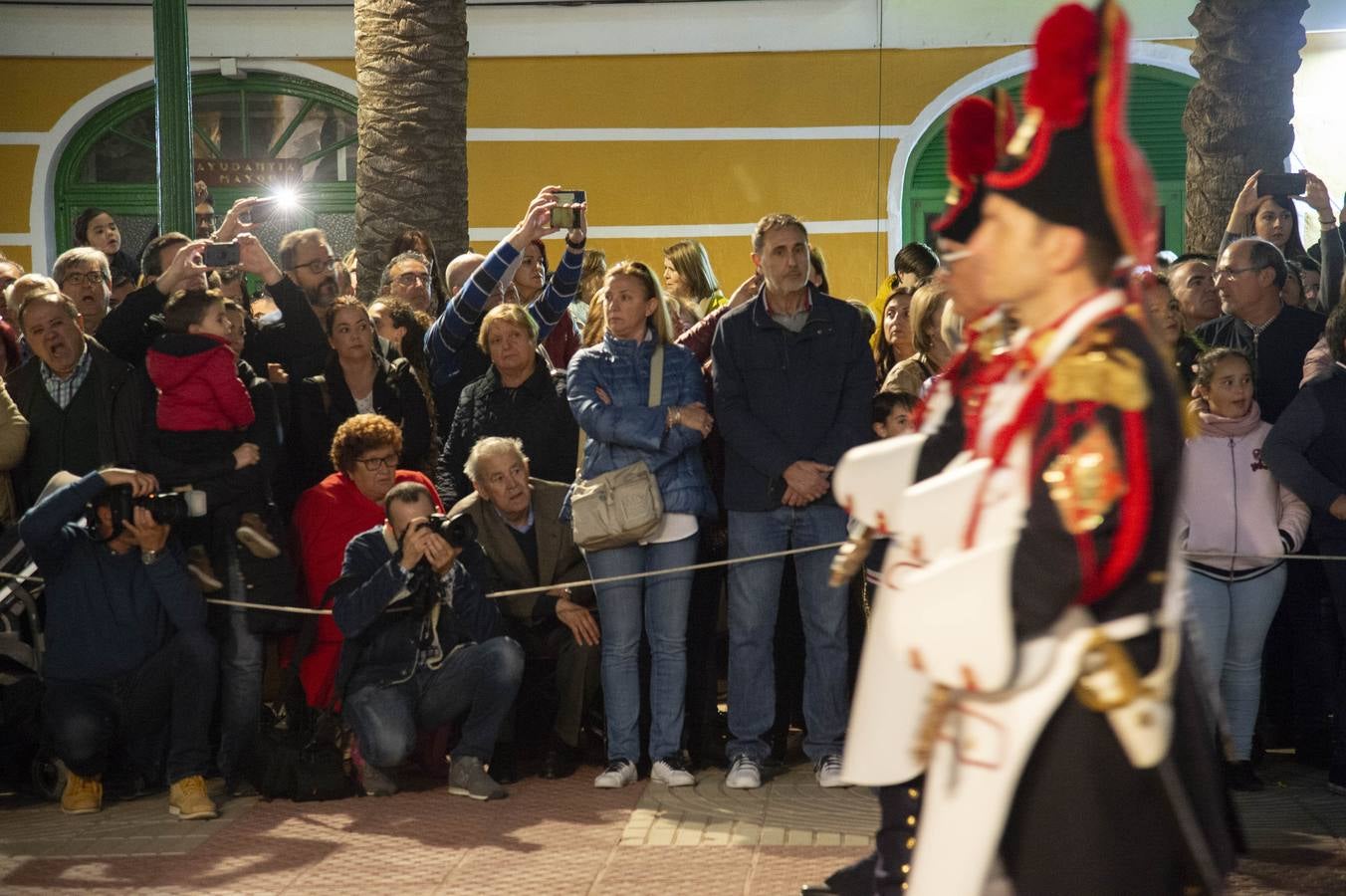 Los traslados de Juan, Pedro y Santiago entusiasman en el ocaso del Martes Santo