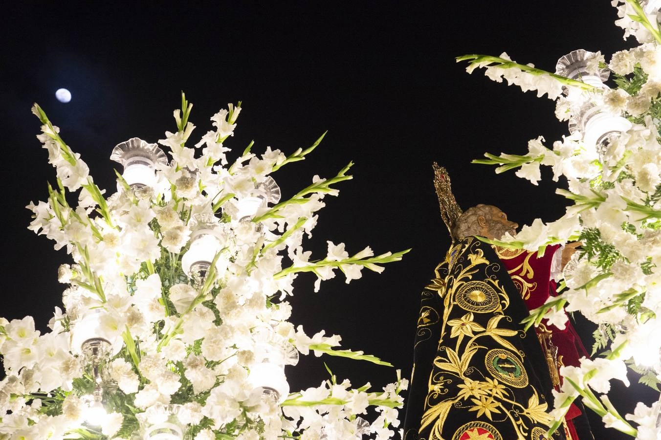 Los traslados de Juan, Pedro y Santiago entusiasman en el ocaso del Martes Santo