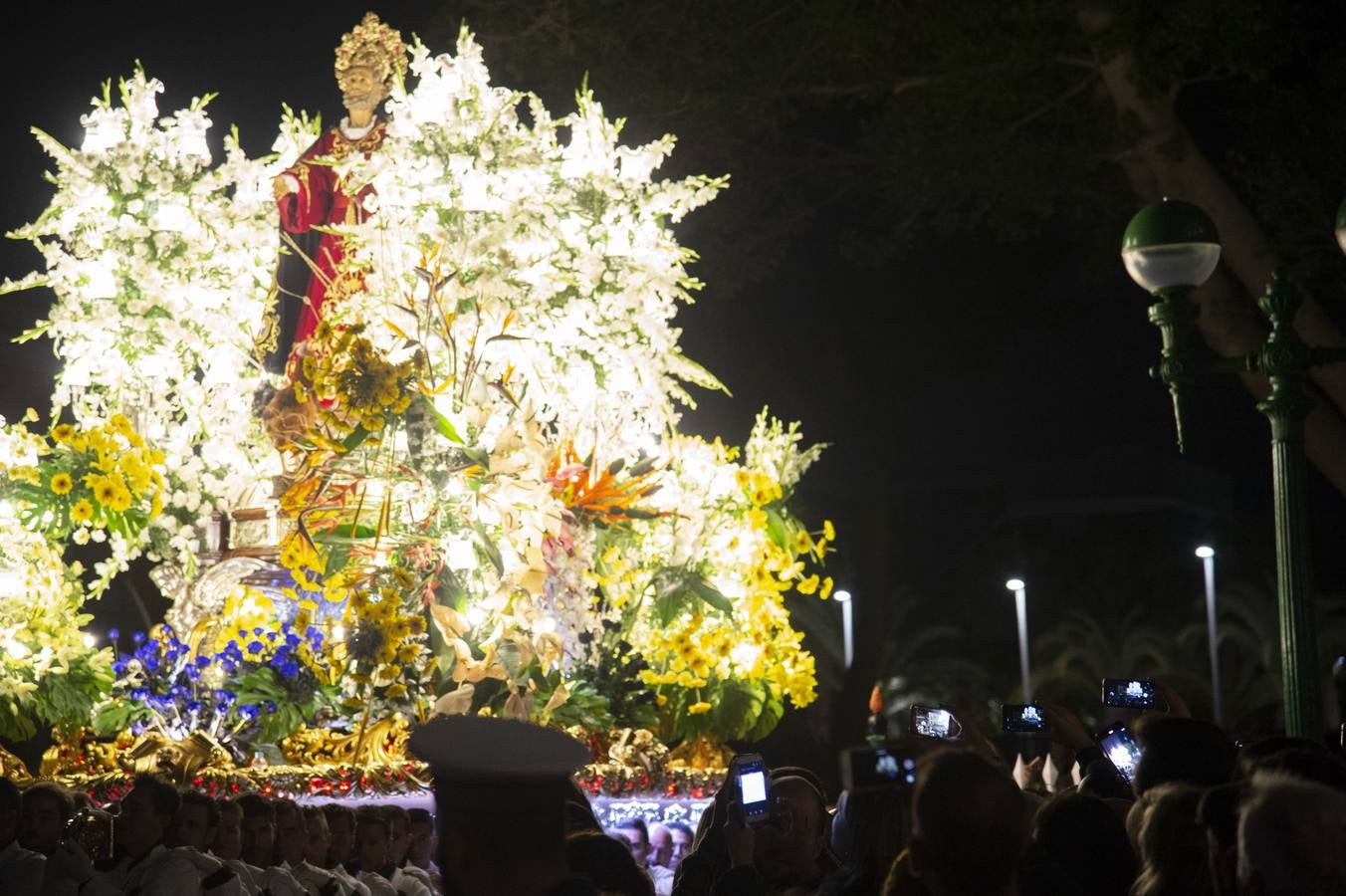 Los traslados de Juan, Pedro y Santiago entusiasman en el ocaso del Martes Santo
