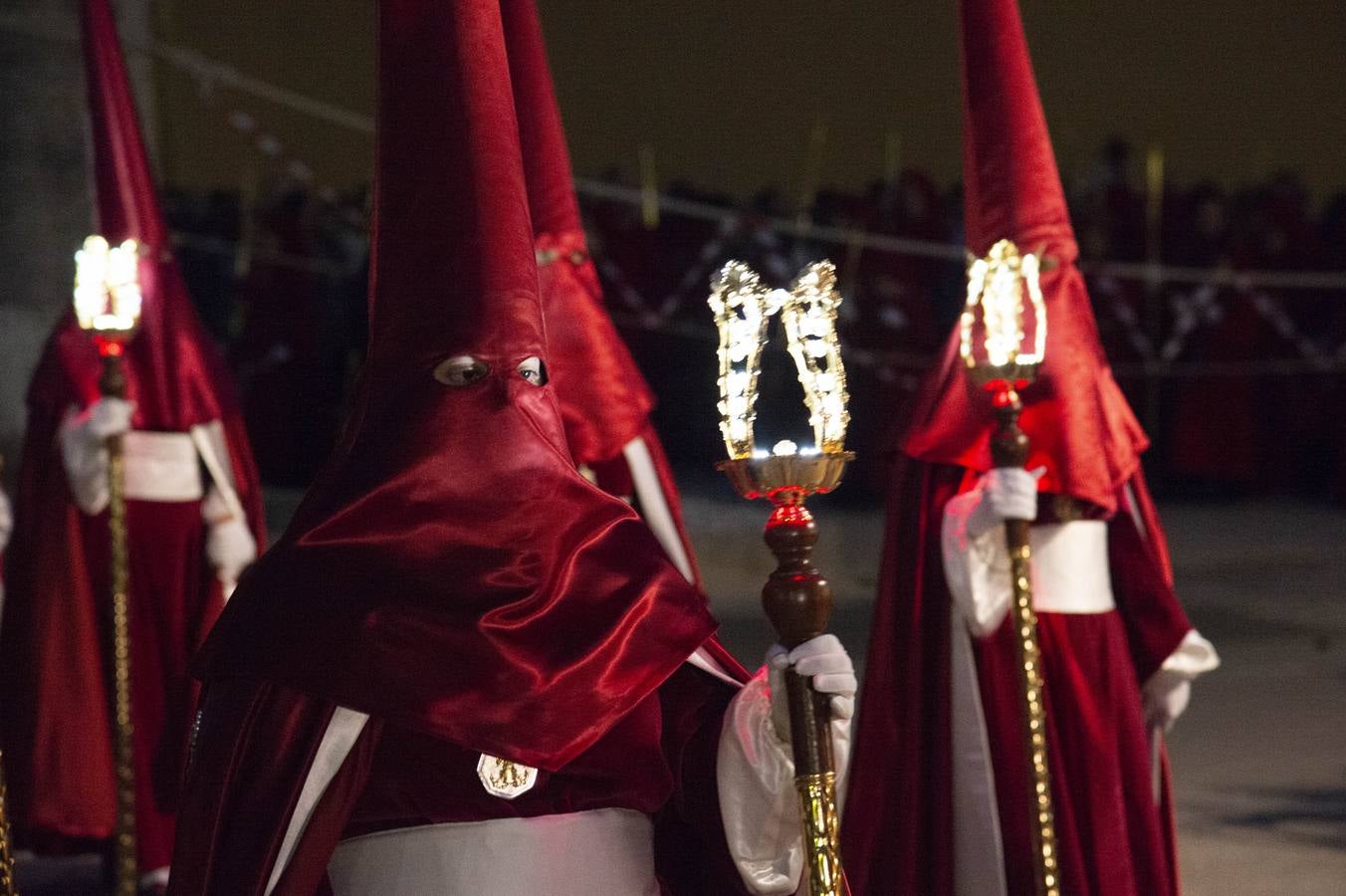 Los traslados de Juan, Pedro y Santiago entusiasman en el ocaso del Martes Santo