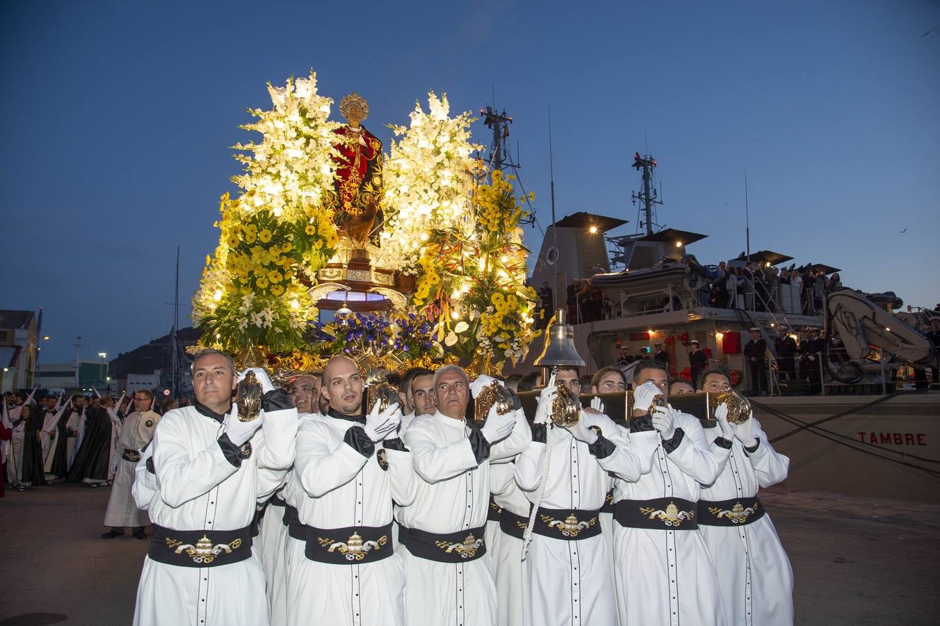 Los traslados de Juan, Pedro y Santiago entusiasman en el ocaso del Martes Santo