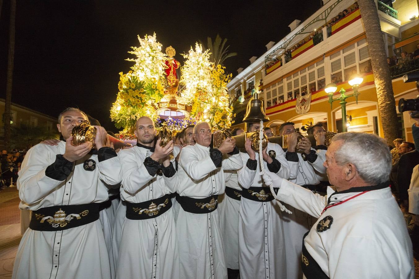 Los traslados de Juan, Pedro y Santiago entusiasman en el ocaso del Martes Santo