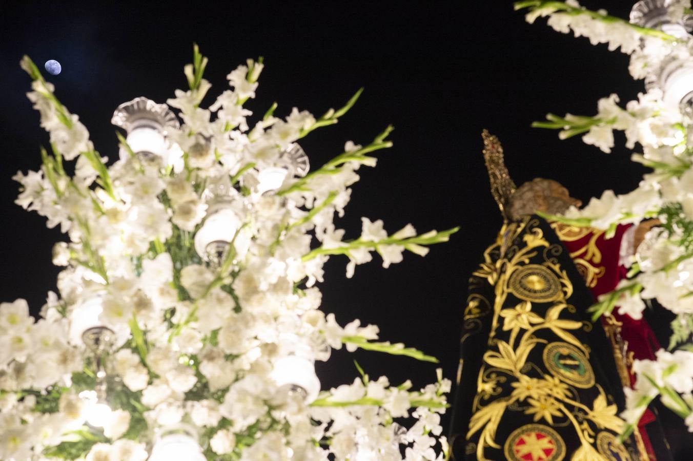 Los traslados de Juan, Pedro y Santiago entusiasman en el ocaso del Martes Santo