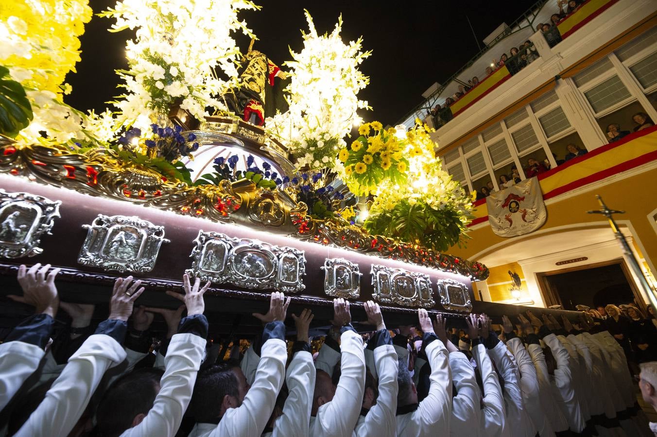 Los traslados de Juan, Pedro y Santiago entusiasman en el ocaso del Martes Santo