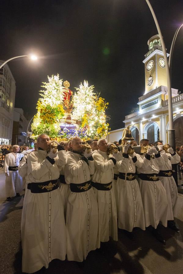 Los traslados de Juan, Pedro y Santiago entusiasman en el ocaso del Martes Santo