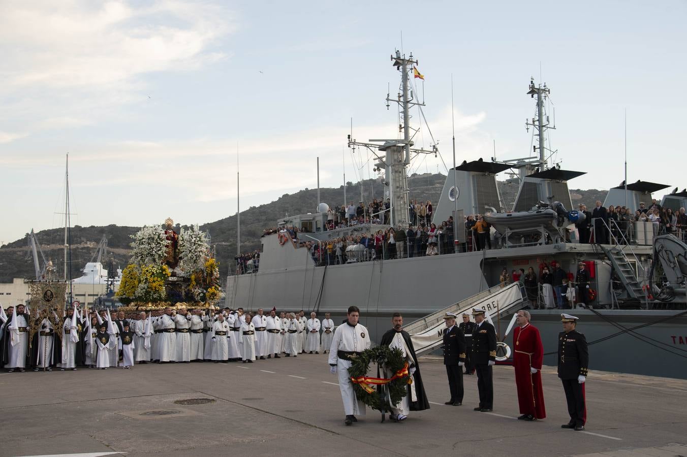 Los traslados de Juan, Pedro y Santiago entusiasman en el ocaso del Martes Santo